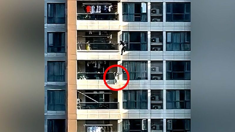 Dítě viselo z balkónu v desátém patře. Čínský hasič se stal hrdinou